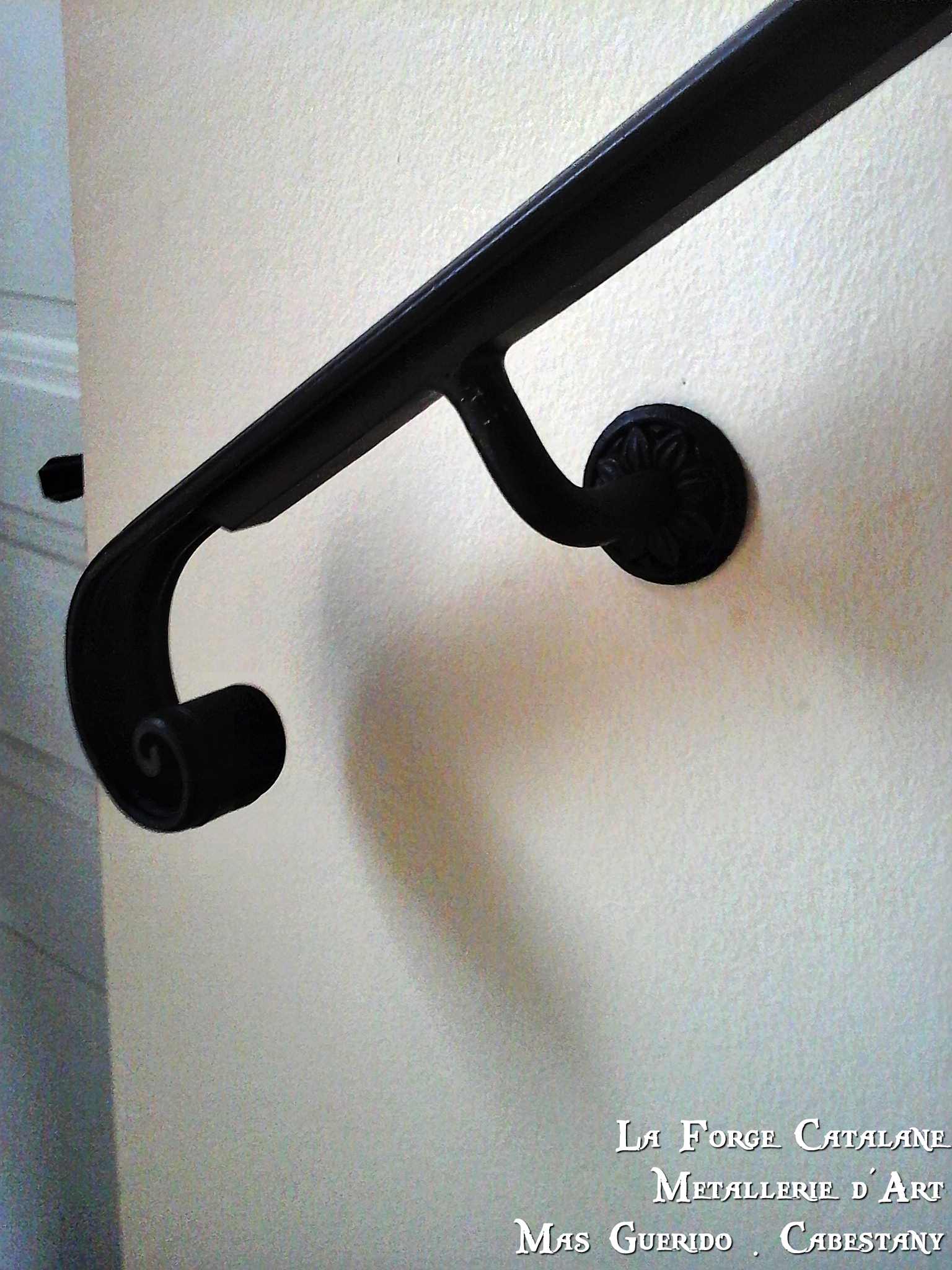 main courante mouluree avec crosse forge a chaud forge catalane.jpg